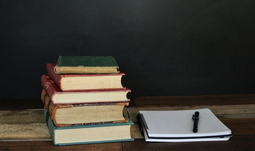 Buku dan catatan yang melambangkan proses adaptasi cerita