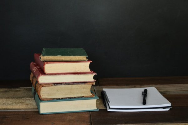 Ketika Buku Diadaptasi ke Layar: Mengapa Penggemar Sering Membandingkan Detail Cerita?