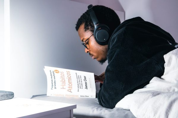 Audiobook Membuka Cara Baru Menikmati Cerita: Kapan Mendengar Lebih Praktis daripada Membaca?