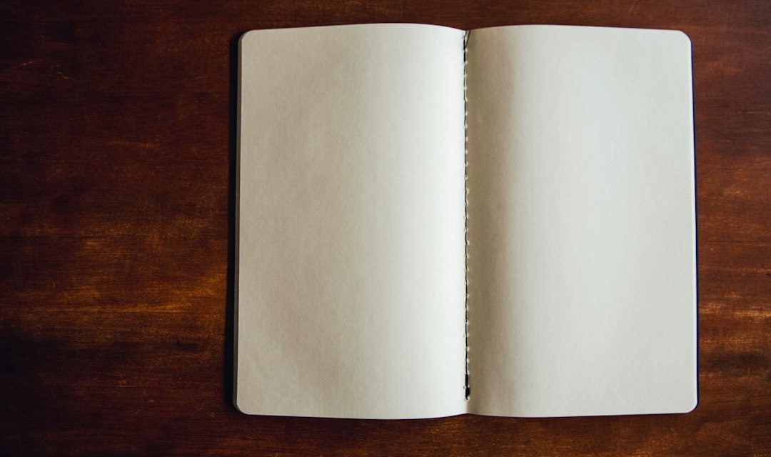 Buku catatan terbuka di meja untuk menyusun petunjuk cerita misteri