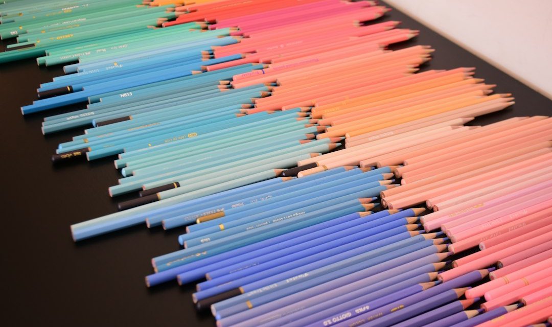 Pensil warna yang menggambarkan aktivitas menggambar dan membuat fan art