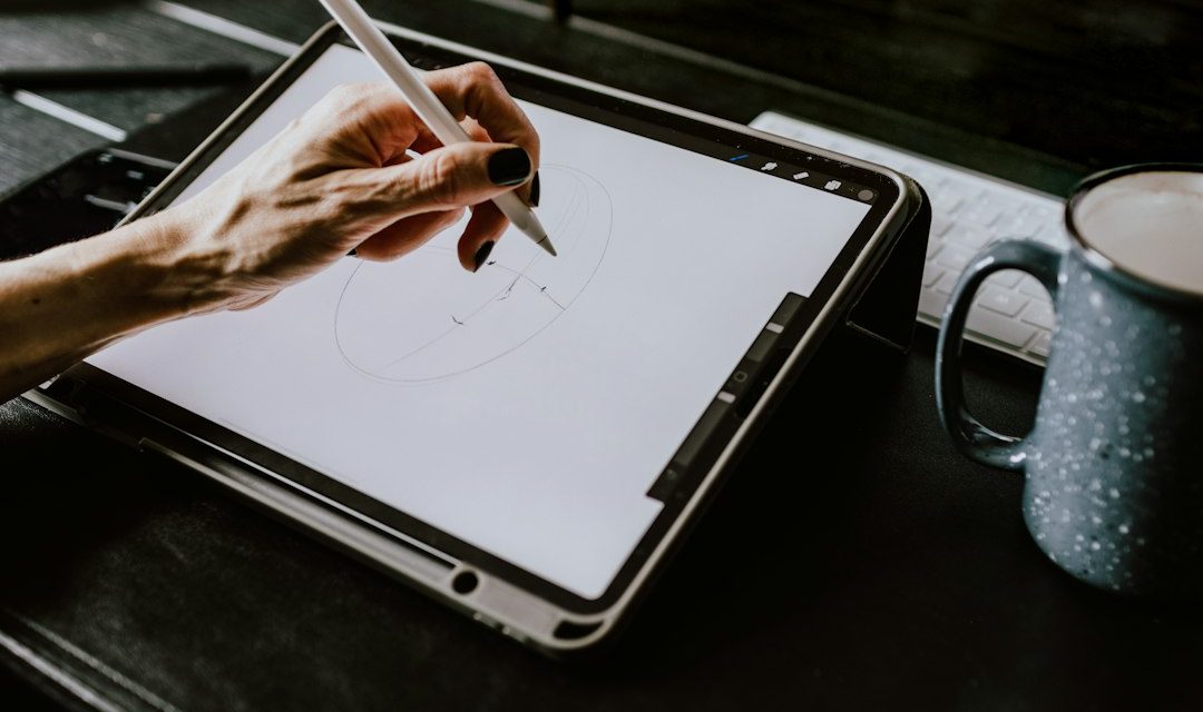 Ilustrator menggambar karya digital menggunakan tablet