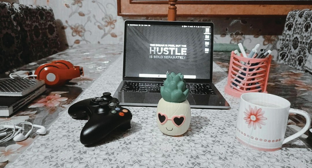 Laptop dan suasana meja santai untuk bermain game