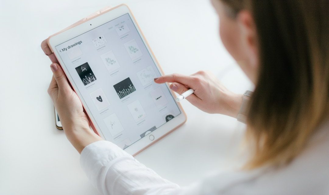 Pembaca menggunakan tablet untuk menikmati komik digital