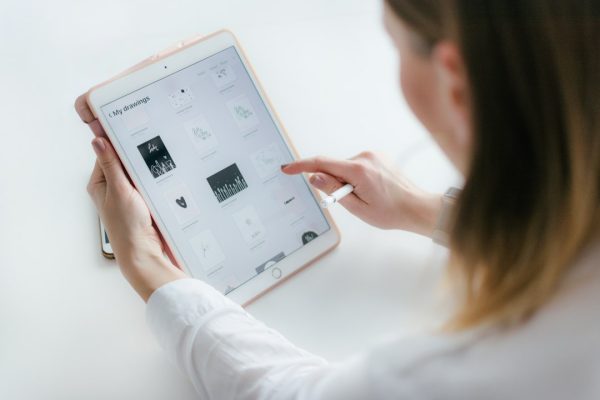 Komik Digital di Tablet: Apakah Pengalaman Membaca Akan Selalu Lebih Nyaman daripada Buku Cetak?