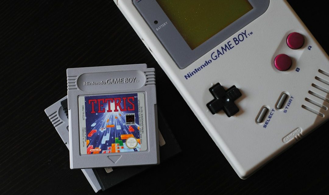 Konsol genggam klasik yang menggambarkan koleksi gim retro