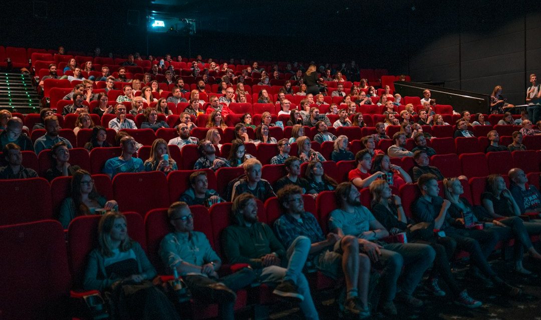 Penonton menikmati film bersama di dalam bioskop