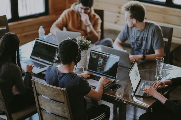 Moderasi Komunitas Online Bukan Sekadar Menghapus Komentar: Cara Menjaga Diskusi Tetap Sehat