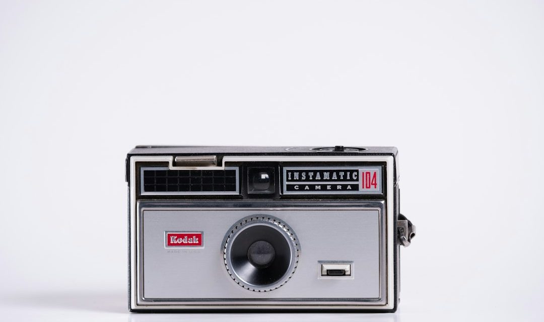 Kamera instan bergaya vintage untuk menggambarkan nostalgia digital