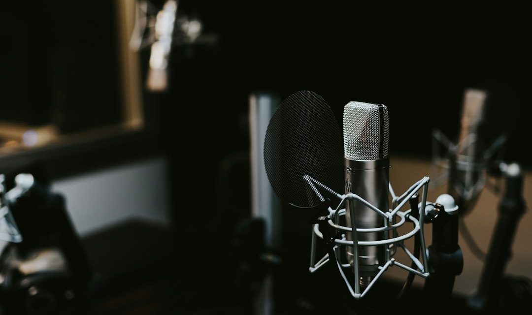 Mikrofon kondensor di studio untuk produksi podcast misteri