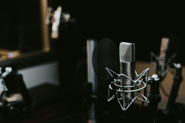 Bagaimana Podcast Misteri Menjaga Ketegangan tanpa Mengandalkan Visual?