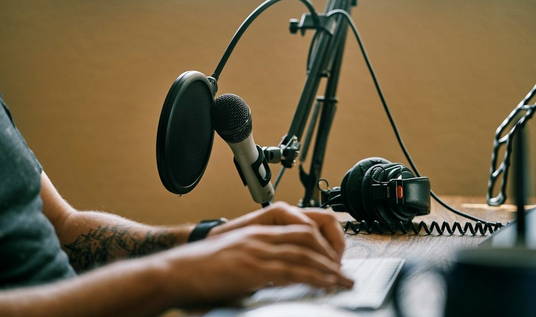 Mikrofon podcast di studio rekaman rumahan