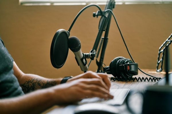 Podcast Bukan Cuma Audio: Mengapa Studio Rumahan Kini Terasa Lebih Dekat dengan Pendengar?