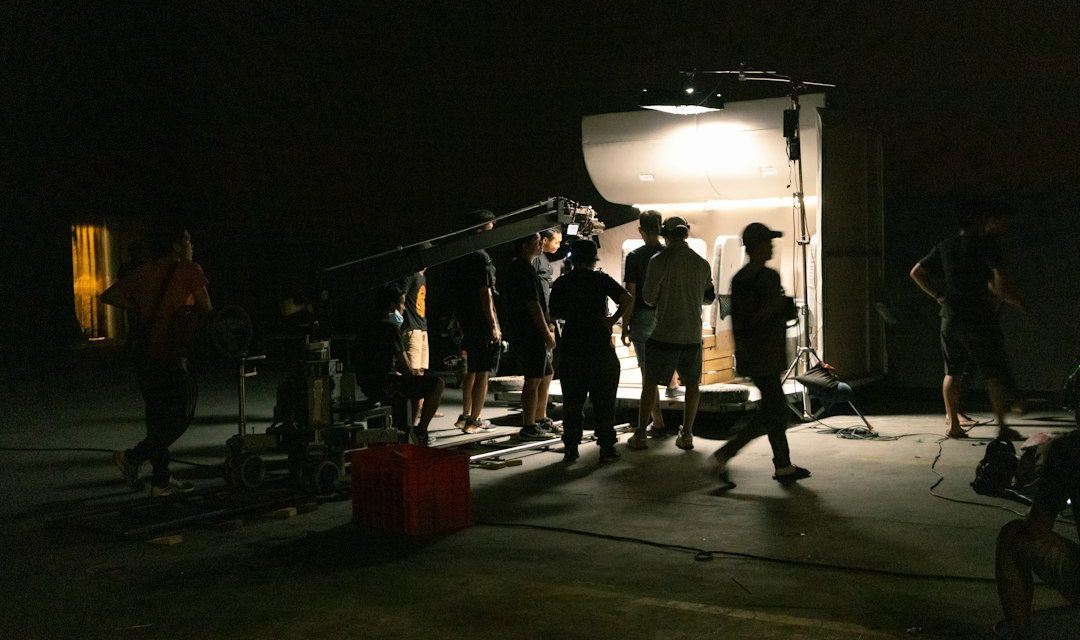 Tim produksi sedang menyiapkan pengambilan gambar untuk video drama singkat