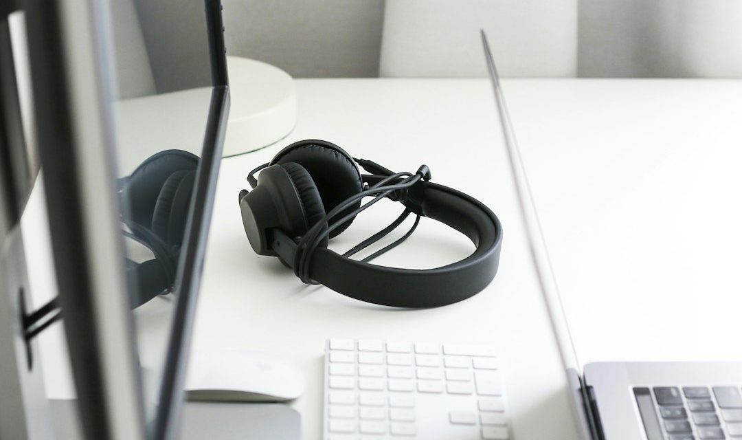 Headphone untuk mendengarkan musik dan soundtrack permainan