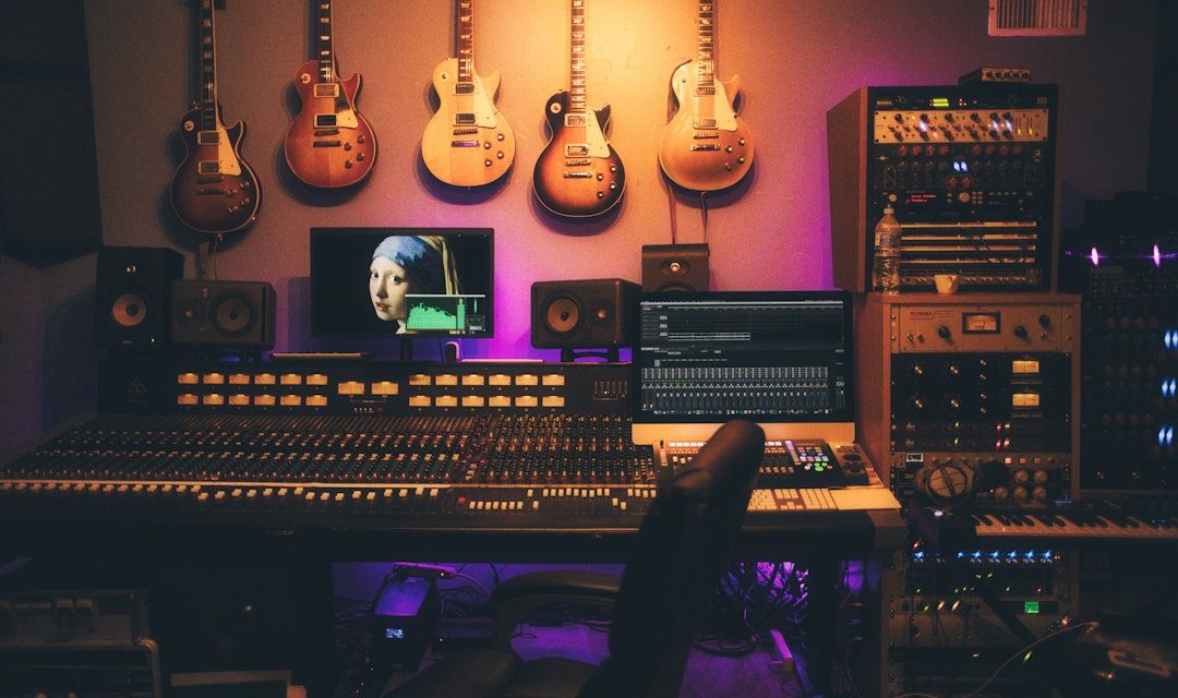 Peralatan audio analog di studio musik untuk menggambarkan produksi soundtrack
