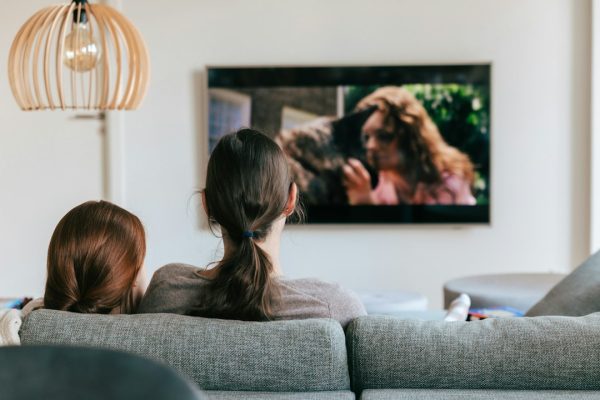 Watch Party Membuat Nonton Jadi Acara Sosial: Bagaimana Menjaga Obrolan Tetap Menyenangkan?