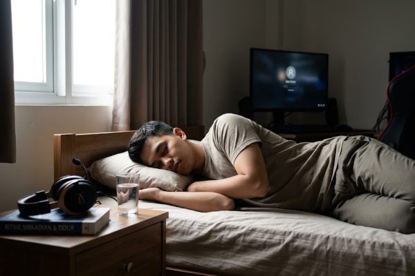 Mengapa Jam Tidur Gamer Sering Terbalik? Ini Penjelasan Ilmiah di Baliknya