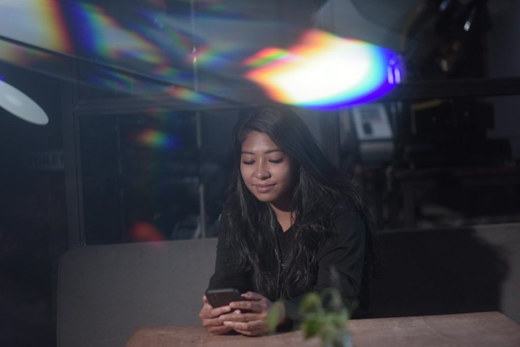 Kreator konten menggunakan smartphone untuk membuat konten hiburan digital