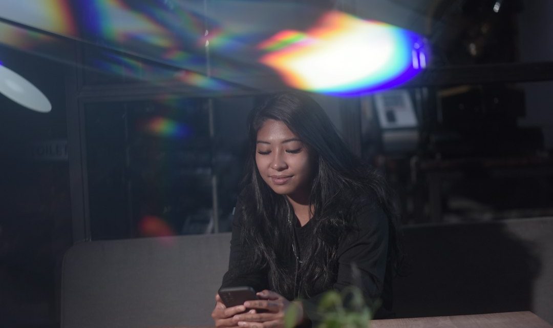 Kreator konten menggunakan smartphone untuk membuat konten hiburan digital