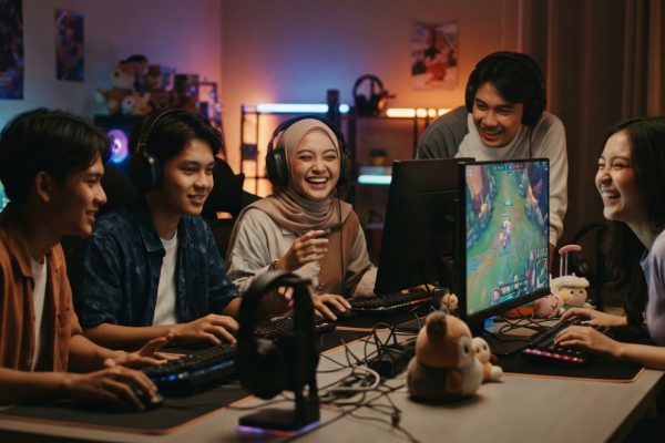 Bukan Sekadar Main Game, Ini Alasan Kenapa Komunitas Online Sekarang Jadi ‘Rumah Kedua’ Paling Nyaman Bagi Gen Z