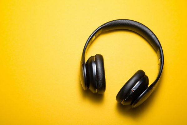 Headphone dan Audio Imersif, Apakah Suara Spasial Selalu Lebih Baik?