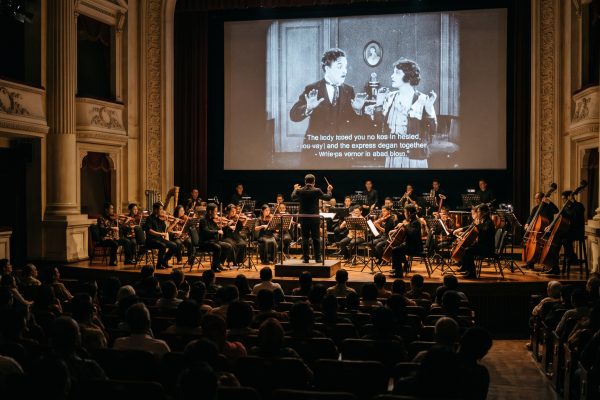 Fenomena Menonton Film Klasik Bisu Diiringi Orkestra Akustik Langsung di Gedung Kesenian