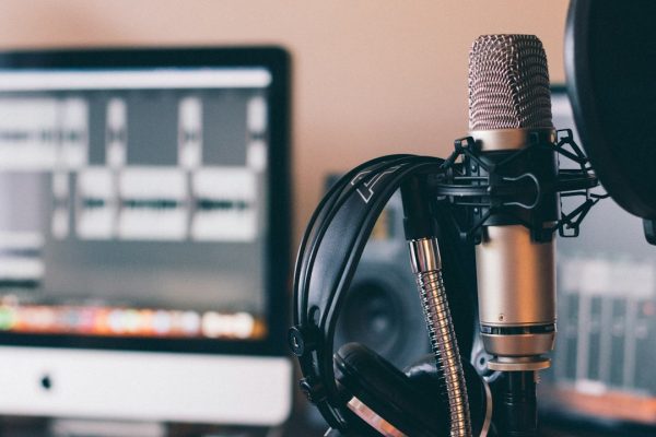 Podcast Misteri Mengandalkan Suara, Mengapa Cerita Audio Bisa Begitu Imersif?