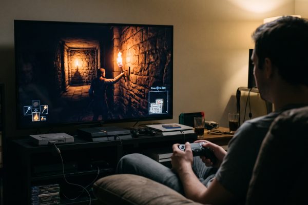 Kebiasaan Gamer Menyalakan Obor Lentera di Setiap Sudut Lorong Gelap Agar Peta Terasa Aman