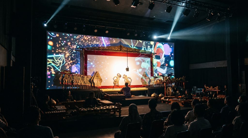 Fenomena Seni Pertunjukan Wayang Kontemporer dengan Tata Cahaya Mapping Digital