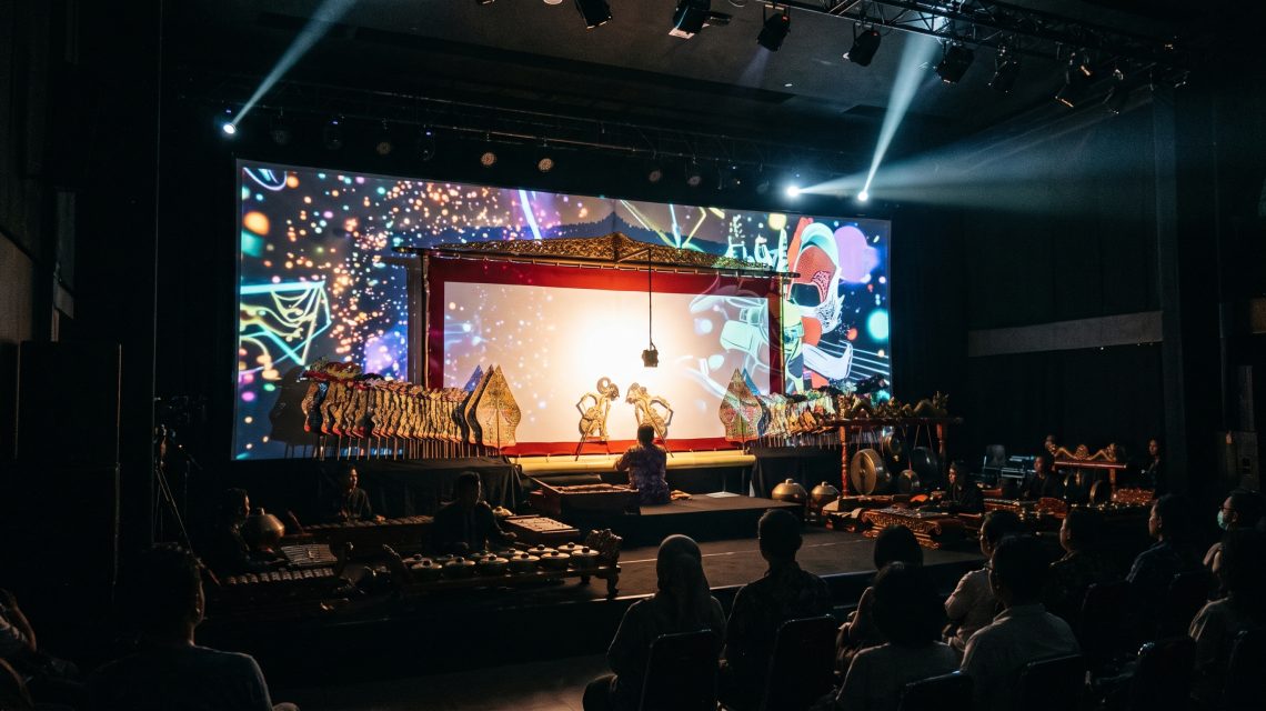 Fenomena Seni Pertunjukan Wayang Kontemporer dengan Tata Cahaya Mapping Digital