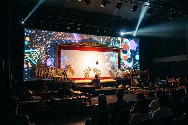 Fenomena Seni Pertunjukan Wayang Kontemporer dengan Tata Cahaya Mapping Digital