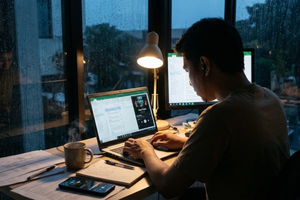 Tren Menikmati Siaran Suara Kedai Kopi Hujan Temaram Sambil Menyelesaikan Tugas Kantor